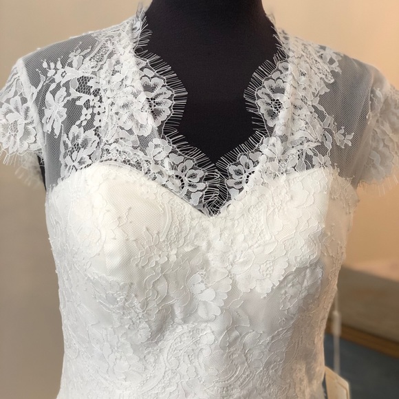 Wedding Dress - Picture 4 of 10